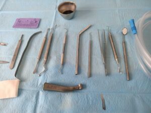 Plateau d'instruments type en implantologie dentaire